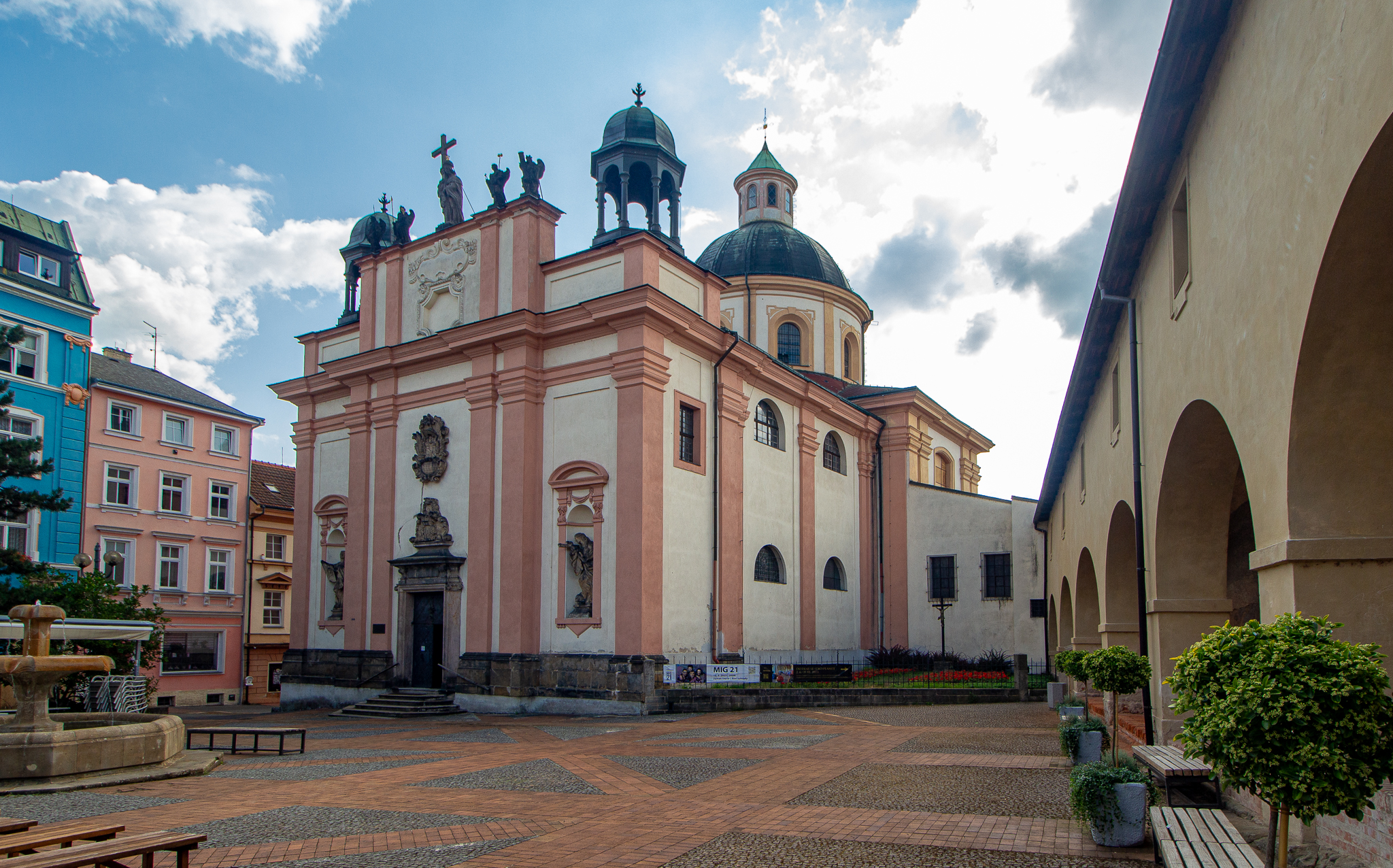 Kostel Povýšení svatého Kříže v Děčíně: Barokní klenot s bohatou historií