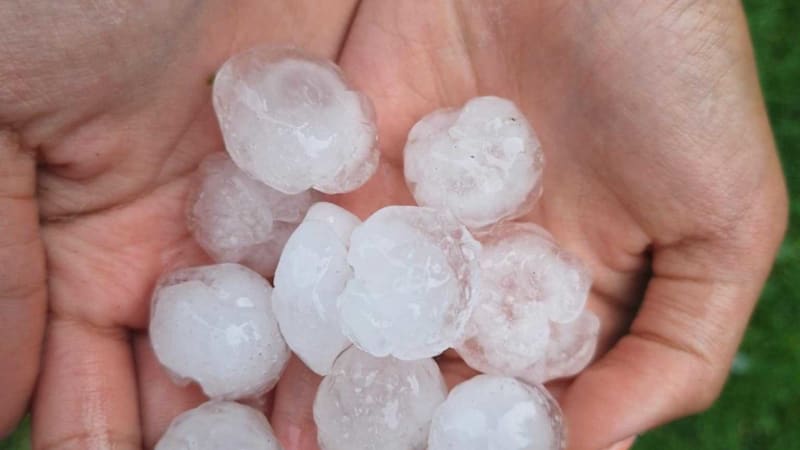 Sever Čech pod ledovou palbou. Video zachytilo náhlé krupobití, u hranic řádila supercela