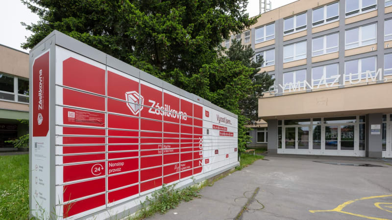 Skandál Zásilkovny: Kurýr rozdupal balík, odhalily záběry z Dubí. Dostal okamžitý vyhazov