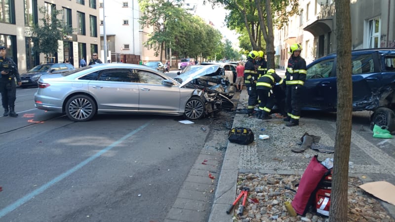 Naboural pět aut a svůj vůz nechal na tramvajovém pásu. Po řidiči z Holešovic pátrá policie