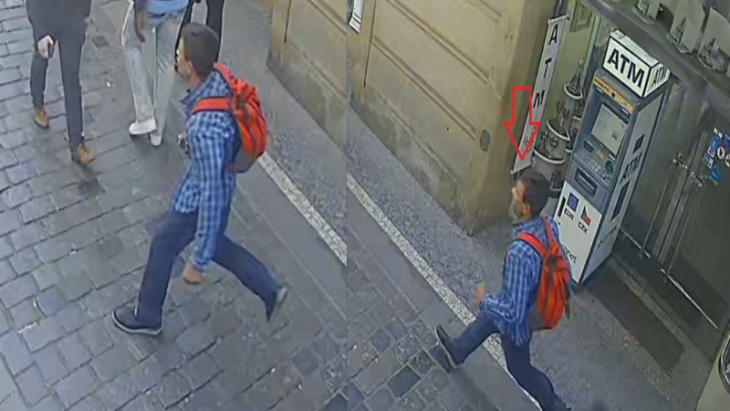 Dvojice zlodějů řádí u pražského orloje, mají svůj systém. Hledá je policie, ukázala záběry