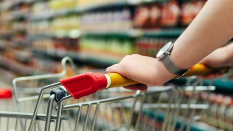 Dětské cukrovinky, olej, máslo či koření. Řetězce stahují v Česku z pultů závadné potraviny