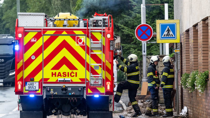 Tragický požár v Poděbradech: Při požáru domu zemřel člověk, další je ve vážném stavu