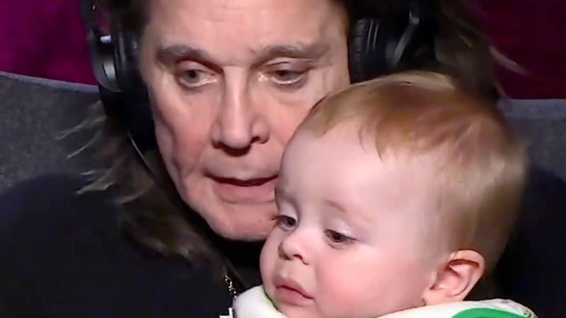 Poslední video Ozzyho Osbourna dojalo svět. Hudební legenda na něm snídá s rodinou