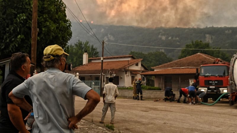 Řecko v plamenech: Respektujte zákazy, apeluje na turisty. Hrozba platí i v dovolenkovém ráji