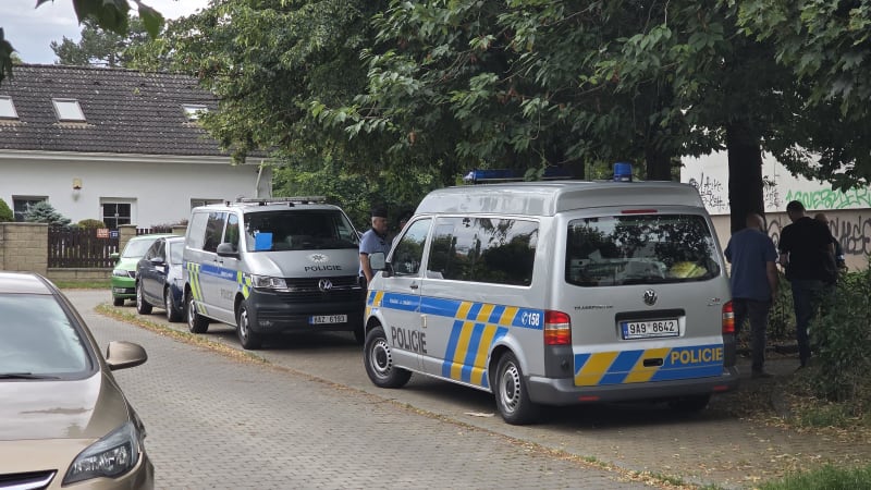 Drama v Praze: Matka měla pobodat dceru, poté se zřejmě sama pokusila o sebevraždu