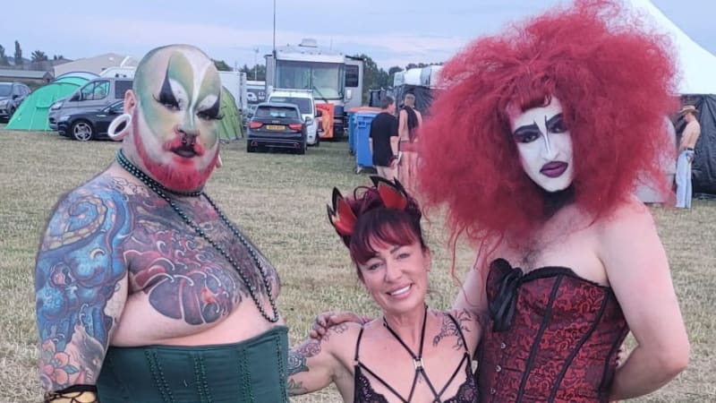 Anglická vesnice v obležení swingers festivalu: Místní ruší sténání. Je to oplzlé, říkají