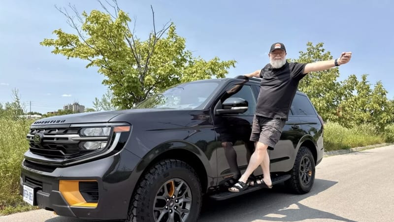 Žádný moderní elektromobil, ale obří americké SUV. Fotr na tripu vyrazil na další cestu
