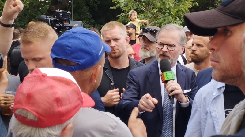 Léto plné politických slibů: Strany před volbami tvrdě bojují o voliče. Co chtějí změnit?