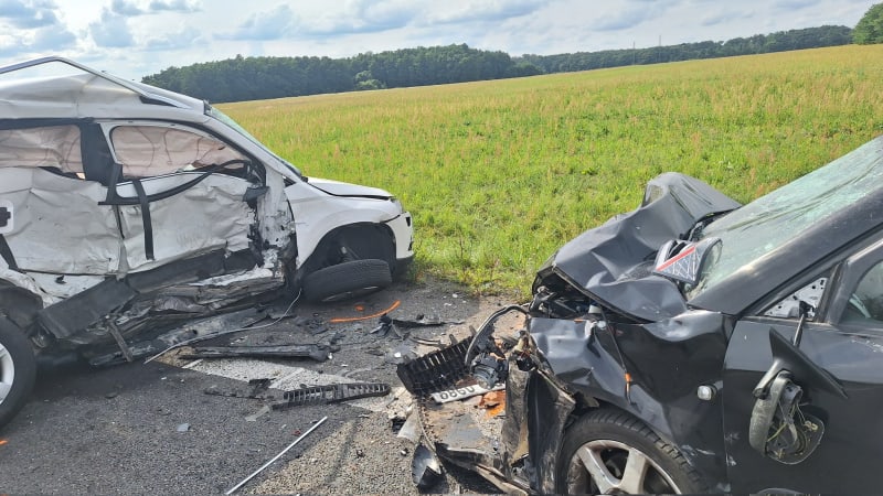 Tragická srážka čtyř aut na Hodonínsku: Jeden z řidičů zemřel, pro dalšího letěl vrtulník