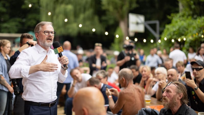 KOMENTÁŘ: Letní kampaň je jen klidem před bouří. Babiš ani Fiala nezahálí, STAN láká na buřty