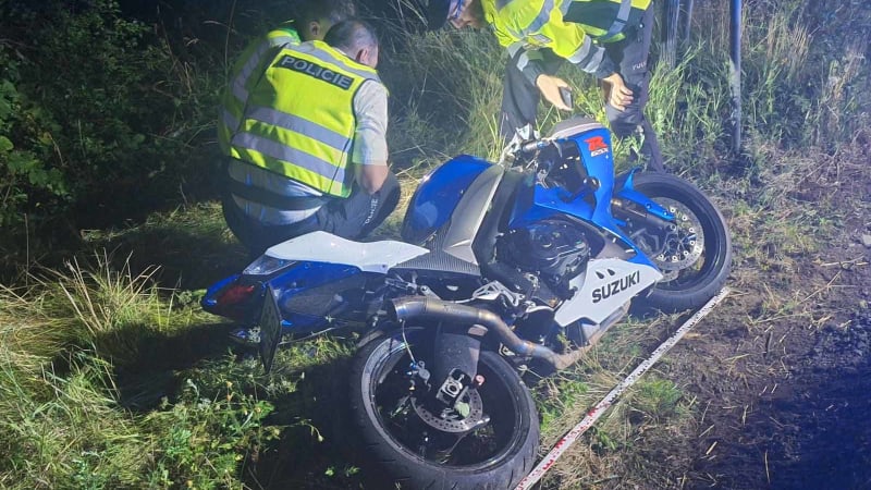 Motorkář vjel na jihu Moravy do příkopu a narazil do stromu. Na místě zemřel