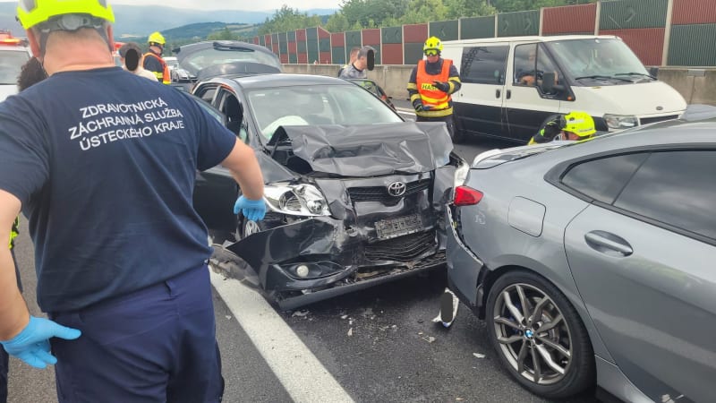 Hromadná nehoda na dálnici D8: Havárie u Ústí nad Labem si vyžádala pět zraněných