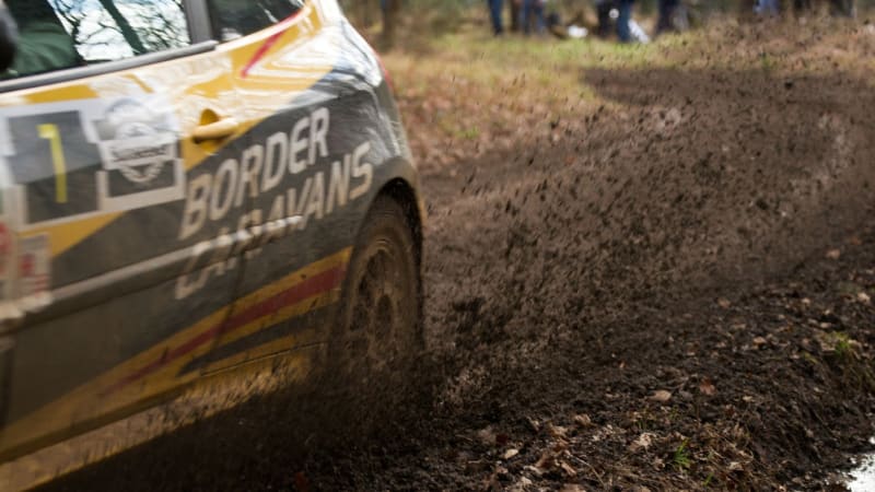 Tragédie na rallye ve Francii: Závodnice vletěla autem mezi diváky, tři lidé zemřeli