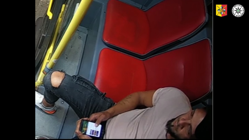 Násilník chytil pod krkem a oloupil ženu u nočního autobusu v Praze. Policie prosí o pomoc