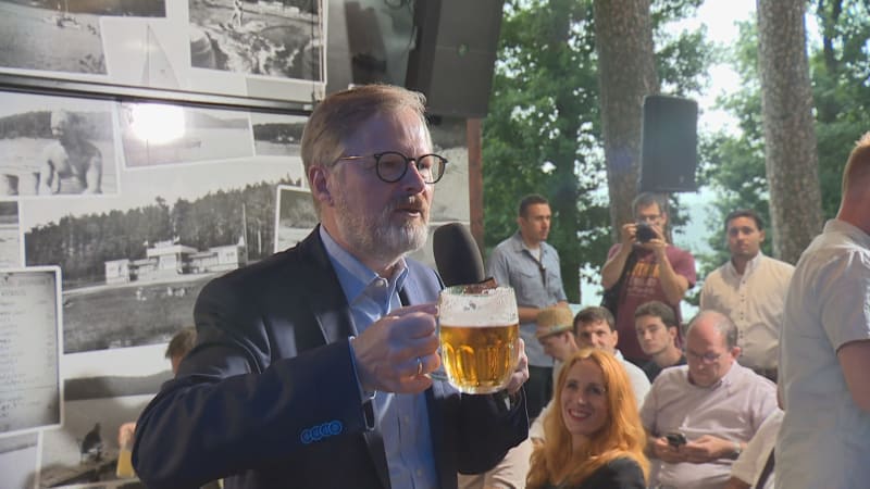 Politici na prázdninách: Fiala ukazuje, že má rád pivo. Schillerová se fotí s lidmi