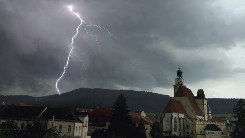 Počasí v pondělí: Česko budou bičovat deště. Na Beskydsku stále platí výstraha