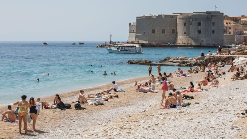 Dva muži na nafukovačce se oddávali milostným hrátkám. Video z Dubrovníku pobouřilo veřejnost