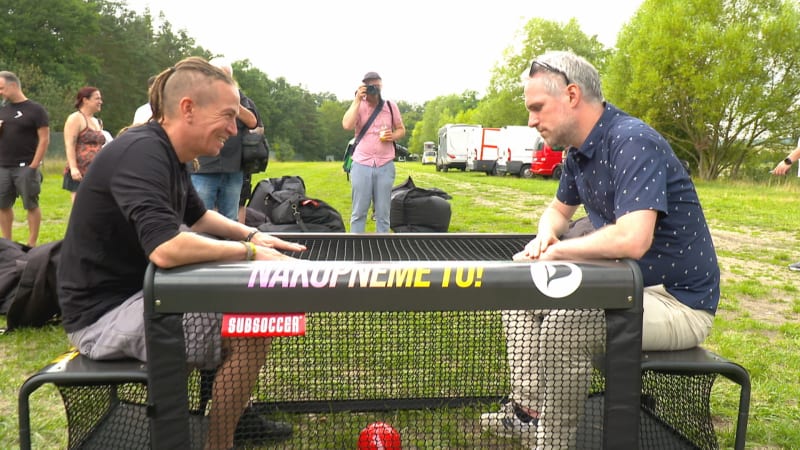 Piráti bez kravat: Kampaň „Nakopneme to“ zahájili s influencerem, fotbálkem a živým podcastem