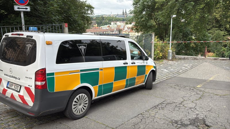 Nález dvou těl na pražském Albertově: Na místě zasahuje policie, zjišťuje příčiny úmrtí