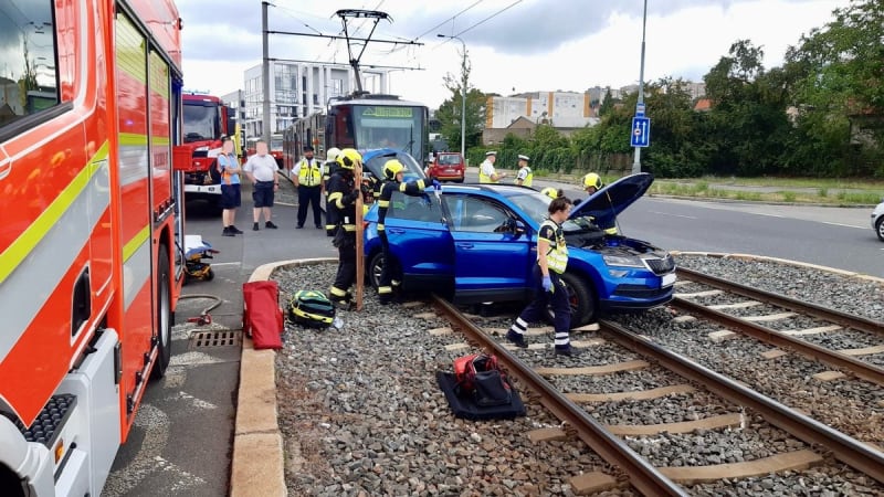 Vážná dopravní nehoda v Praze: Auto se střetlo s tramvají. Řidiče museli hasiči vyprošťovat