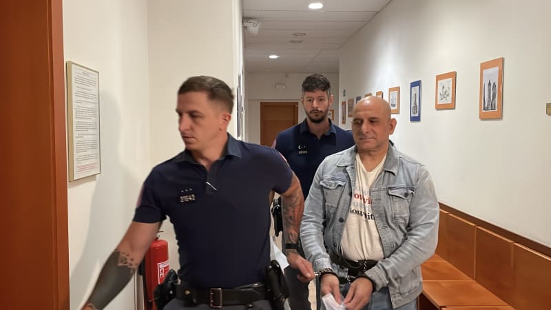 Šestnáctinásobný recidivista léčil lidi. Vydělal miliony, soud v Chomutově ho nyní potrestal