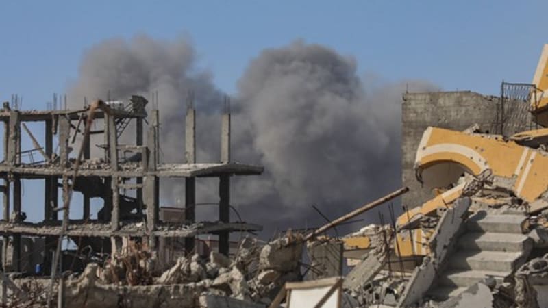 Při útocích Izraele zemřely desítky Palestinců. Někteří zemřeli při čekání na humanitární pomoc