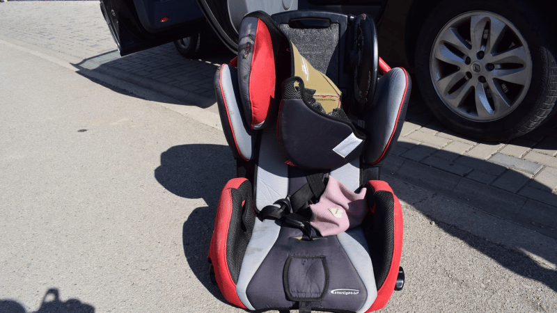 Otec přejel vlastní čtyřtýdenní dceru. Německá policie nyní zjišťuje, kdo sedačku za auto dal