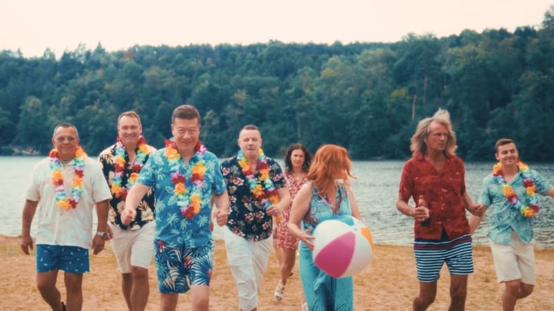GLOSA: SPD a reggae? Okamura vyrazil v hippie vanu k vodě. Nad vazaly vyhrál 17:0