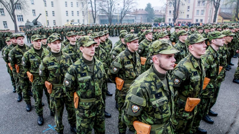 Do obrany státu by se zapojila polovina Čechů, ukazuje výzkum. Zájem o vstup do armády klesá