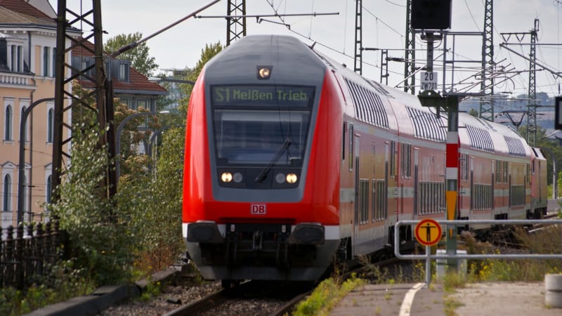 Tragická havárie na německém přejezdu: 13leté dítě a řidič zemřeli v autě, které smetl vlak