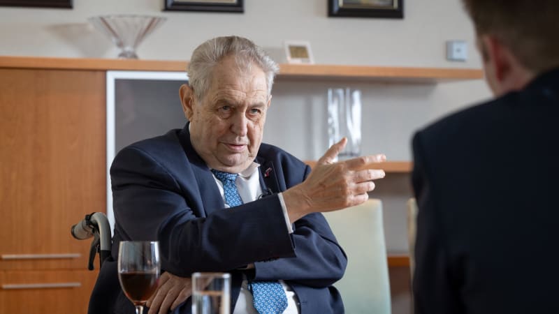 Zeman se vložil do sporu o pohřeb Krampola. Není mi z toho dobře, kritizuje mediální tahanice