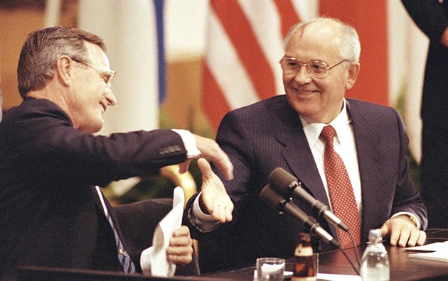 Summity USA a Ruska. Unesený Nixon, Putinova duše, opilý Jelcin