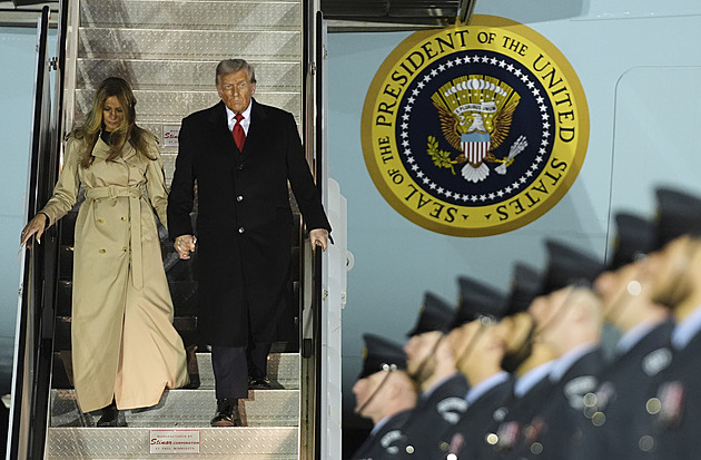 Trump přiletěl na mimořádnou návštěvu Británie. Čeká ho král, ale žádní fanoušci