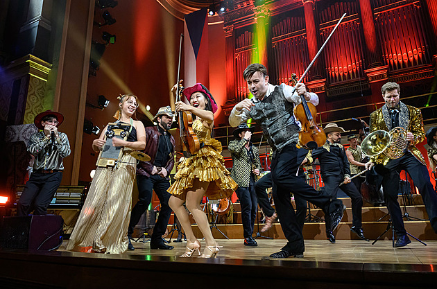 GLOSÁŘ: Vtipná dekonstrukce „Novosvětské“ a jeden velký pěvecký talent