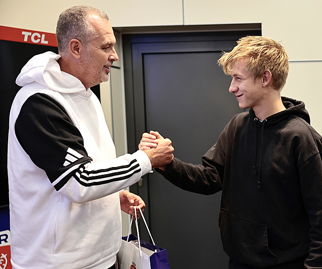 Napadený Svoboda navštívil asociaci i seminář elitních sudích: Pískat budu dál