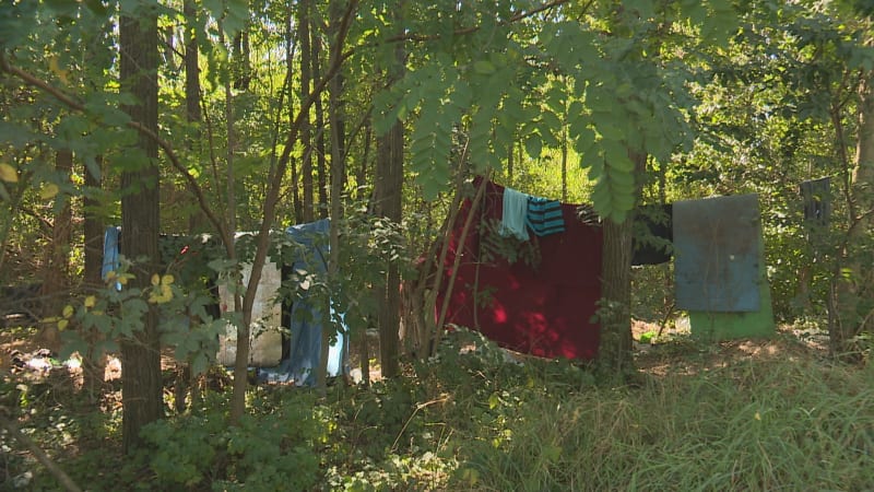 Čtyřicet bezdomovců dostalo před rokem 100 tisíc. Jak žijí rok poté?