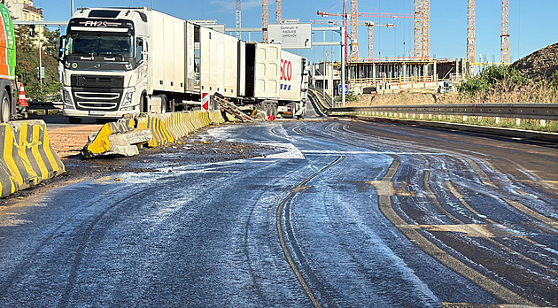 Kamion u Zlíchovského tunelu narazil do svodidel, na silnici vytekla nafta