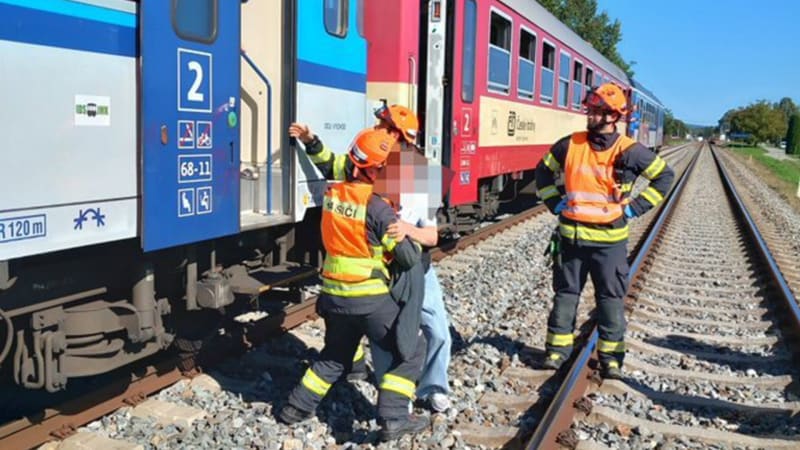 Mladá řidička nepřežila srážku s vlakem na Vyškovsku. Hasiči z vagonů evakuovali 89 lidí
