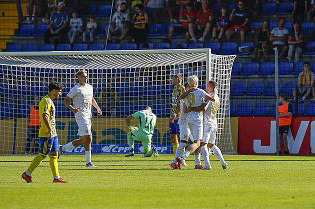 Zlín - Hradec Králové 1:2, hosté náramně pálili zpoza vápna, rozhodl Čech