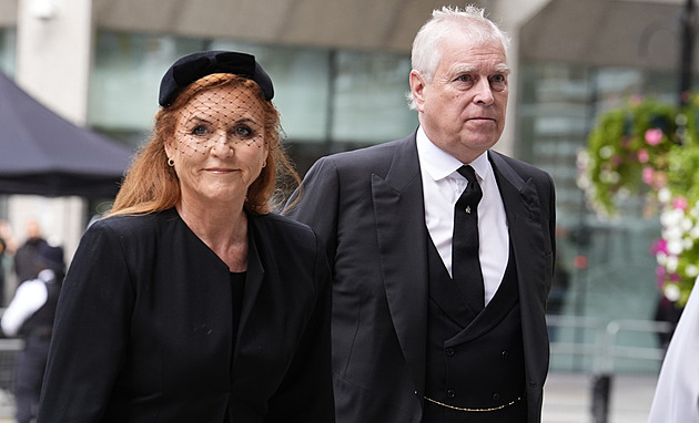 Napsala Epsteinovi „vynikající přítel“ a charity s Fergusonovou ukončují smlouvy