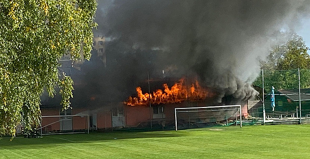 Kabiny fotbalových Pokratic pohltily plameny, po zkáze se zvedla vlna solidarity