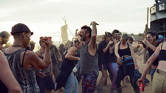 RECENZE: Rave apokalypsa buší a nenechá v klidu. I když je film Sirat čirá schválnost