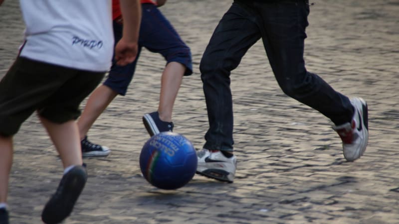 Fotbal na náměstí v Benátkách ukončila policie. Vystrašeným dětem rozdala vysoké pokuty