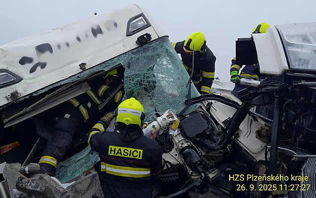 Dálnici D5 na Tachovsku uzavřela srážka dvou kamionů na čerpací stanici