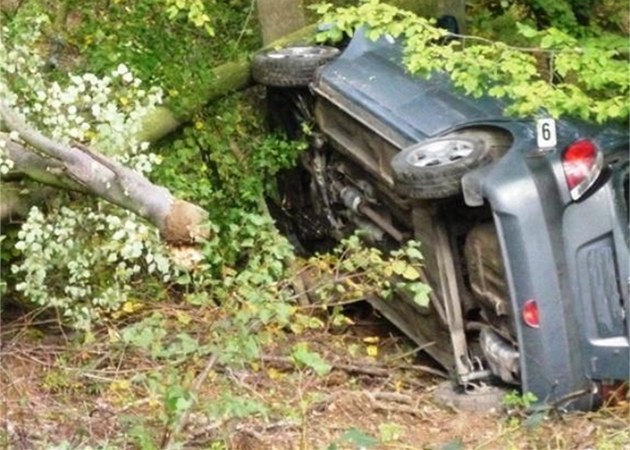 Po bočním střetu narazili do stromu. Mrtvý je řidič i spolujezdkyně