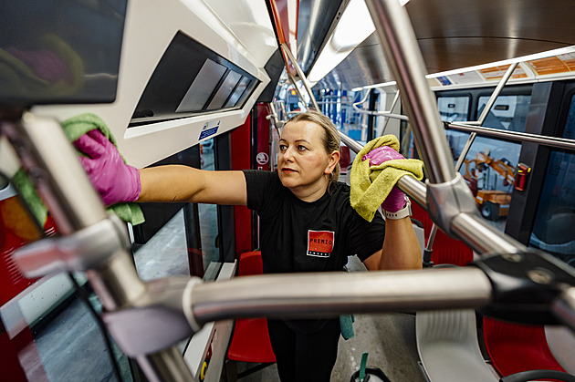 Praha čelí lokální epidemii žloutenky. MHD se bude dezinfikovat jako za covidu