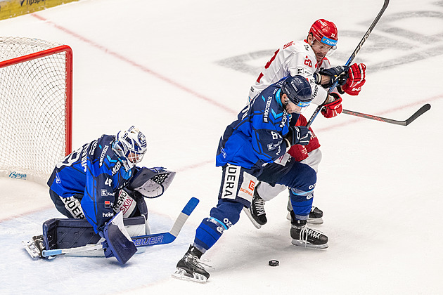 ONLINE: Třinec vede nad Vítkovicemi. Do Brna zavítá Kladno, Pardubice čekají Vary