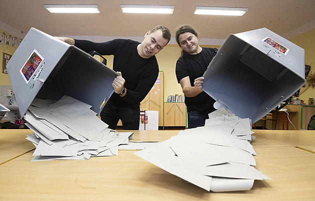 Výsledky voleb 2025: Jak se sčítají hlasy ve volbách? Ručně a několikrát