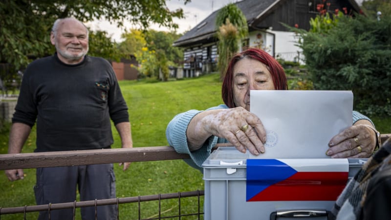 VOLBY V DATECH: Sledujte výsledky a predikce či mandáty a možné koalice